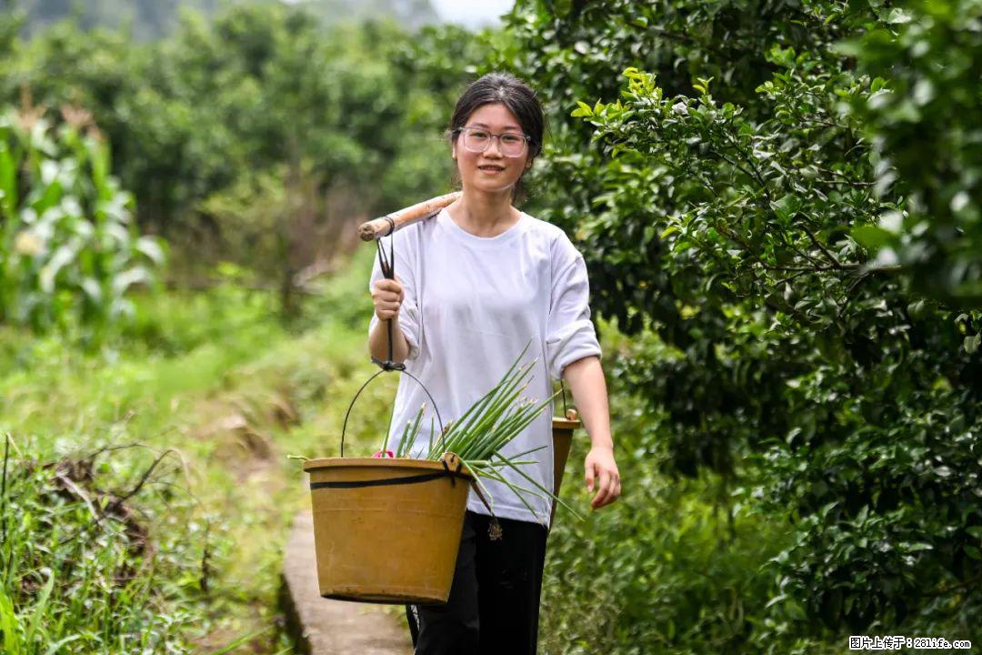 全网追的“扁担女孩”,找了一份暑假工,时薪12元 - 嘉峪关生活资讯 - 嘉峪关28生活网 jyg.28life.com