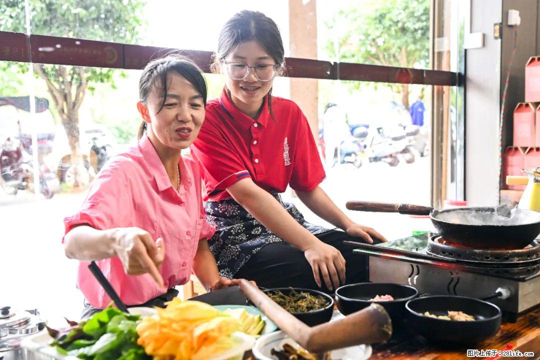 全网追的“扁担女孩”,找了一份暑假工,时薪12元 - 嘉峪关生活资讯 - 嘉峪关28生活网 jyg.28life.com