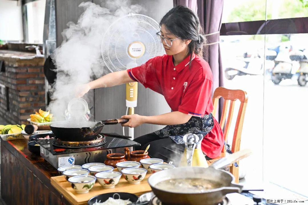 全网追的“扁担女孩”,找了一份暑假工,时薪12元 - 嘉峪关生活资讯 - 嘉峪关28生活网 jyg.28life.com